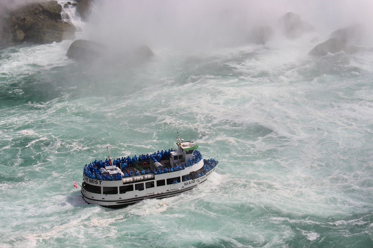 ¿Por qué es importante tener un seguro de viaje? Boat Tourists Niagara Niagara Falls - snuest / Pixabay